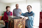 Yvonne, Hansruedi und Michi Durrer: Vor knapp drei Jahren machte ihr Fall national Schlagzeilen. (Bild: Corinne Glanzmann (Sachseln, 31. März 2016))