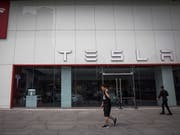 Tesla plant den Abbau von rund 3000 Stellen. (Bild: KEYSTONE/EPA/ROMAN PILIPEY)