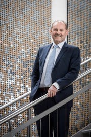 Der Weinfelder Gemeindepräsident Max Vögeli posiert im Treppenhaus der Gemeindeverwaltung. (Bild: Reto Martin)