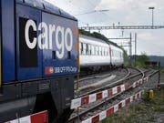 SBB Cargo ist nach tiefroten Zahlen wieder in die Gewinnzone zurückgekehrt. (Bild: KEYSTONE/GAETAN BALLY)