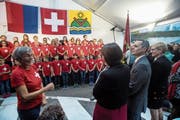 Bundesrat Ignazio Cassis geniesst den Auftritt der Kinder des Chores der Grundschule von Collina d’Oro während eines Festaktes zu seinen Ehren. (Bild: Francesca Agosta/Ti-Press (Montagnola, 18. Oktober 2017))