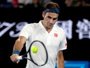 Fokussiert und überlegen: Roger Federer steht am Australian Open ohne Satzverlust im Achtelfinal (Bild: KEYSTONE/AP/KIN CHEUNG)