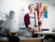 Andrea Balmer ist erfahrene Trachtenschneiderin. (Bild: Stefan Kaiser (Hünenberg, 15. Januar 2019))