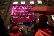 Vor einem Jahr demonstrierten in Bern Teilnehmerinnen am 13. SGB-Frauenkongress für Lohngleichheit. (Bild: key/Anthony Anex)