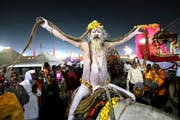 Ein Sadhu bei seiner Ankunft auf einem Pferd. Bild: Rajesh Kumar Singh/AP (Allahabad, 15. Januar 2019)