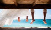 Die Flitterwochen verbringen frisch Vermählte gerne am Strand. (Symbolbild: Getty)