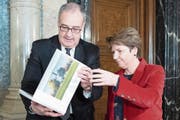 Guy Parmelin bei der Departementsübergabe des VBS an Nachfolgerin Viola Amherd. Bild: Peter Schneider/Keystone (Bern, 20. Dezember 2018)