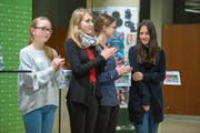 Die Finalistinnen des Kanti Cups von «Jugend debattiert» in der Kategorie I: (von links) Liv Kloth (3.), Marie Weise (3.), Sina Meyer (2.) und Siegerin Giuanna Largiadèr. (Bild: Dominik Wunderli (18. Januar 2019))