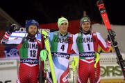 In Madonna di Campiglio gewann Daniel Yule (Mitte) als erster Schweizer seit 2007 einen Weltcup-Slalom. Die beiden Österreicher Marco Schwarz (links) und Michael Matt belegten die Ränge zwei und drei. (Bild Andrea Solero/EPA (Madonna di Campiglio, 22. Dezember 2018))