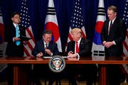 Heisst das amerikanisch-nordkoreanische Gipfeltreffen gut: Südkoreas Präsident Moon Jae-In (sitzend links) hier mit Donald Trump an der UN-Generalversammlung. (Evan Vucci/AP Photo (New York, 24. September 2018))