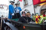 Abgeholt: Fritschivater Reto Schriber und Lebenspartnerin Monika. (Bild: Dominik Wunderli, Luzern, 19. Januar 2018)