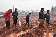 Kinder ausserhalb des Flüchtlingscamps Al-Ihsan in Idlib. Bild: Muhammed Abdullah/Getty (15. Januar 2019)