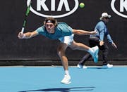 Roger Federer lobt das Spiel von Stefanos Tsitsipas als «attraktiv und athletisch». (Bild: Mark Schiefelbein/AP Photo (Melbourne, 14. Januar 2019))