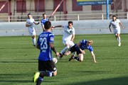Der St. Galler Jordi Quintillá setzt sich im Mittelfeld gegen einen Bielefeld-Akteur durch.