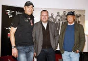 Finanzjongleur Michael S. (Mitte) sponserte den österreichischen Ex-Skirennfahrer Michael Walchhofer (links) und den ehemaligen Formel-1-Weltmeister Niki Lauda (rechts) – Geld sahen die beiden allerdings nie. (Bild: Mario Kneisl/GEPA (Kitzbühel, 20. Januar 2011))