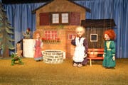 Szene aus dem aktuellen Nachmittagsstück «Frau Holle», der Wildhauser Puppenbühne. (Bild: Adi Lippuner)