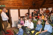 Präsident Bruno Anderhalden bei der Begrüssung der Premierengäste zur Nachmittagsvorstellung. (Bild: Adi Lippuner)