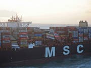 Der Frachter am Mittwoch nahe der deutschen Nordsee-Insel Borkum. Er ist mit über 394 Metern Länge eines der grössten Containerschiffe der Welt. (Bild: Keystone/AP/--)