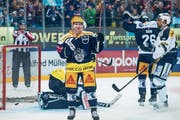 Stürmer Lino Martschini freut sich: Gegen Ambri erzielte er die Hälfte der EVZ-Tore. (Bild: Alexandra Wey/Keystone (Zug, 2. Januar 2019))