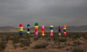 Kontrast in der Wüste: Die «Seven Magic Mountains» sind von weither sichtbar, sie vermitteln zwischen Natürlichkeit und Künstlichkeit. (Bild: sevenmagicmountains.com)