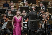 Die Mezzosopranistin Karine Deshayes mit dem Luzerner Sinfonieorchester unter James Gaffigan. (Bild: Pius Amrein, 1. Januar 2019)