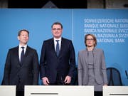 Das SNB-Direktorium warnt seit längerer Zeit vor möglichen Schäden durch die niedrigen Zinsen am Immobilienmarkt. SNB-Präsident Thomas Jordan (Bildmitte), Vizepräsident Fritz Zurbrügg (links) und Direktoriumsmitglied Andrea Mächler (rechts) haben die SNB-Politik Ende 2018 bekräftigt. (Bild: KEYSTONE/ANTHONY ANEX)