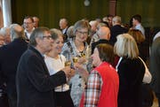 Anstossen mit Weinfelder Wein: Auch Parlamentspräsidentin Elsi Bärlocher trinkt mit den Weinfeldern aufs neue Jahr. (Bild: Christoph Heer)