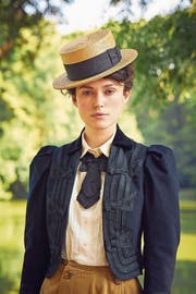 Herausfordernd direkter Blick in die Kamera: Keira Knightley als Colette. (Bild: DCM Film)