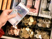 Die europäische Zentralbank EZB hat die jährliche Obergrenze für die Herstellung von Euro-Münzen festgelegt. (Bild: KEYSTONE/AP/MICHAEL SOHN)