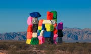 Kontrast in der Wüste. (Bild: sevenmagicmountains.com)