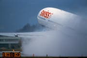 Ein Flugzeug der Schweizer Fluggesellschaft Swiss startet auf einer Startpiste des Flughafens Zürich Kloten. (Symbolbild: Martin Ruetschi/Keystone)