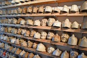 Sammlung im Atelier Steiger mit teils über 150 Jahre alten Modellen von Masken. (Bild: Josias Clavadetscher)