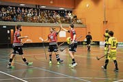 Die Sarner Roger Berchtold, Markus Abegg, Alexander Bitterli (verdeckt) und Lauri Liikanen (von links nach rechts) bejubeln das sechste Sarner gegen die Davoser. Bild: Simon Abächerli (Sarnen, 19. Januar 2019)