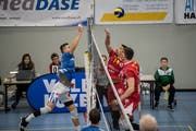 Der Luzerner Kevin Saar (links) bugsiert den Ball in die Platzhälfte von Chênois. Bild: Nadia Schärli (Luzern, 20. Januar 2019)