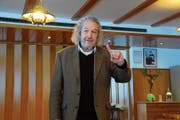 Der Regisseur Jean Grädel gibt den Winnetou-Komparsen seine Vorstellungen bekannt. (Bild: Philipp Unterschütz (Engelberg: 19. Januar 2019))