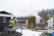 Die Feuerwehr löscht das Feuer. (Bild: Zuger Polizei)