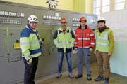 Der Betriebsleiter des EW Heiden, Christoph Mettler, Bauherrenvertreter Rolf Domenig, Adrian Hohl, Geschäftsführer Hohl AG und Matthias Täschler, Bauleiter Rüesch Engineering beim Baustart. (Bild: PD)