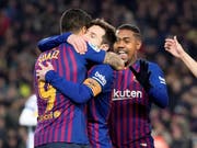 Lionel Messi liess sich nach einem Tor und einem Assist nach seiner Einwechslung von seinen Teamkollegen feiern (Bild: KEYSTONE/EPA EFE/MARTA PEREZ)