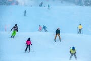 Fröhlich den Hang herunter – auch diesen Winter. Zuvor herrschte an den Schulen Verunsicherung, ob sie sich noch für Skilager engagieren sollen. Auslöser war ein Bundesgerichtsentscheid. (Bild: Benjamin Manser)
