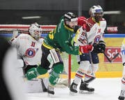 Thurgaus Léonardo Fuhrer stört im Slot Goalie Stefan Müller und Verteidiger Lucas Matewa von den Ticino Rockets. (Bild: Mario Gaccioli)