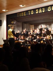 Die Musikgesellschaft Muolen verabschiedet sich vom Adlersaal. (Bild: Judith Schönenberger)