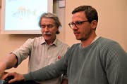 Philipp Sicher, Schweizerischer Fischerei-Verband, und Jörg Reinhard, Obwaldner Sportfischer (von links), lösen Probleme um das Egli als Fisch des Jahres gemeinsam. (Bild: Romano Cuonz (Sarnen, 18. Januar 2019))