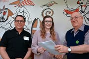Präsident Roman Neff mit der neuen Vereinschronistin Patricia Freyenmuth und deren Vorgänger Fredy Strupler. (Bild: Mathias Frei)