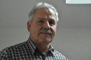 Fritz Rutz, Dietfurt, hat einen Gegenvorschlag zu den Verkehrsberuhigungsmassnahmen ausgearbeitet. (Bild: Anina Rütsche)