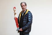 Paul Gwerder mit einer von Peter Bissig geschaffenen Skulptur eines «Schreiberlings», die er zum Abschied vom Gemeinderat und von der CVP-Ortspartei Erstfeld erhalten hat. (Bild: Markus Zwyssig, Altdorf, 11. Januar 2019)