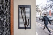 Sprayereien am Eingang der Museumsstrasse 35, der Adresse von Walter Lochers Anwaltskanzlei. (Bild: Urs Bucher)