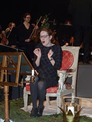 Die Erzählerin Tanja Murer führt im Dialekt durch ein symphonisches Musikmärchen. (Bild: Kurt Liembd (Stans, 19. Januar 2019))