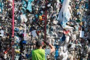 Berge von Abfall stapeln sich bei der Firma InnoRecycling. Sie stellt aus sortenreinen Kunststoffen hochwertiges Granulat her. Bild: Alexandra Wey/Keystone (Eschlikon, 22. August 2018)