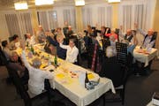 Die übrig gebliebenen Mitglieder des Cäcilia-Kirchenchors Niederuzwil beschliessen seine Auflösung. Bild: Cecilia Hess-Lombriser
