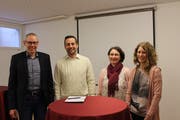 Am Podium: Kandidaten für das Schulpräsidium der Primarschule Warth Weiningen mit Pius Krähemann und Erol Ryant sowie zwei Kandidatinnen für die Schulbehörde mit Beatrice Bauer und Tanja Geissbühler. (Bild: Manuela Olgiati)